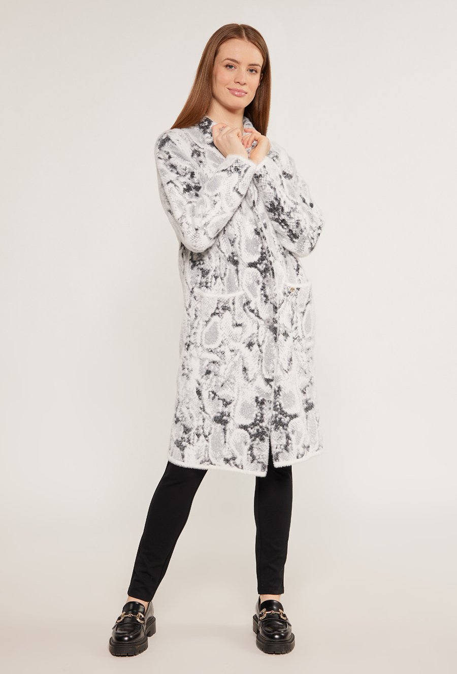 Swetrowy płaszcz z kieszeniami