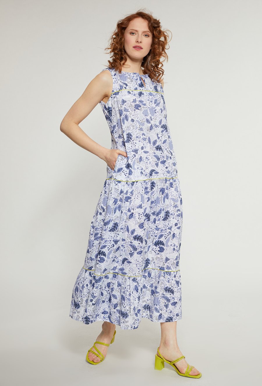 Wzorzysta sukienka damska z falbaną