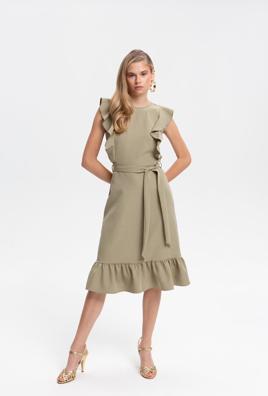 Oliwkowa sukienka z falbaniastym rękawem