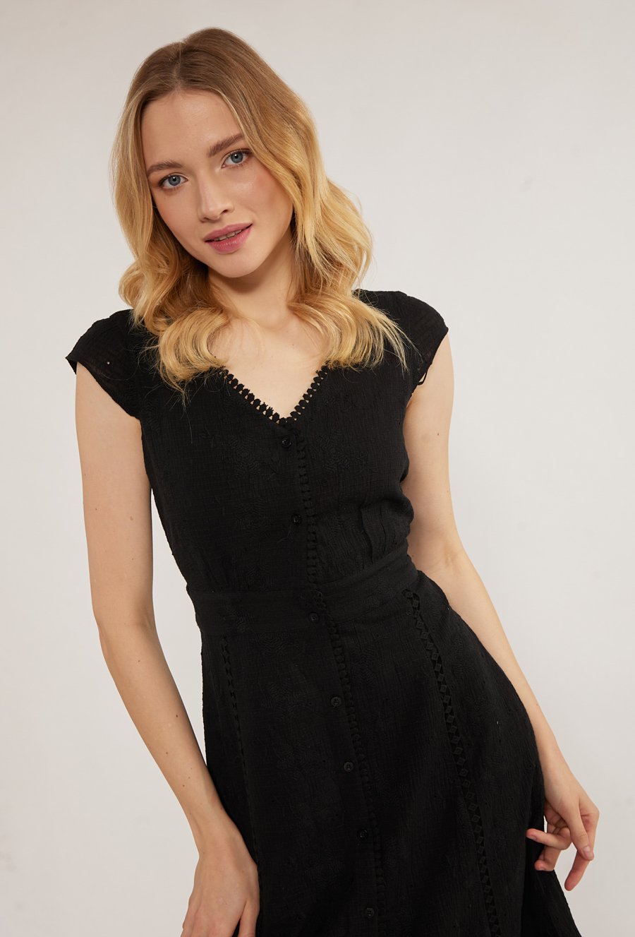 Sukienka midi z ażurowymi wstawkami