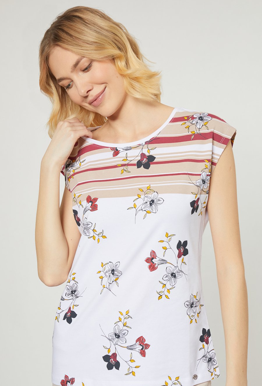 T-shirt damski w kwiatowy wz&oacute;r