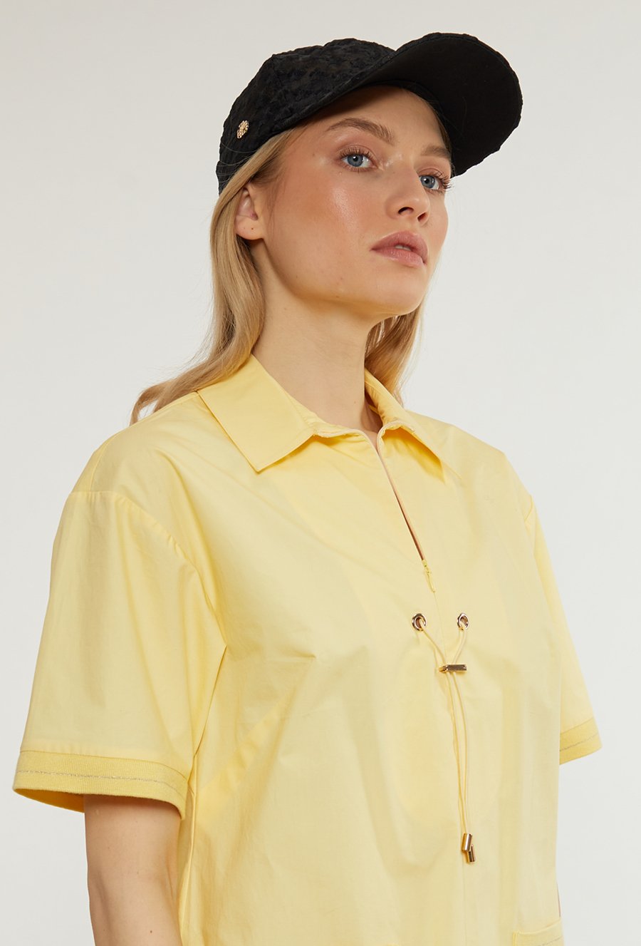 Czapka damska z koronkowym wykończeniem