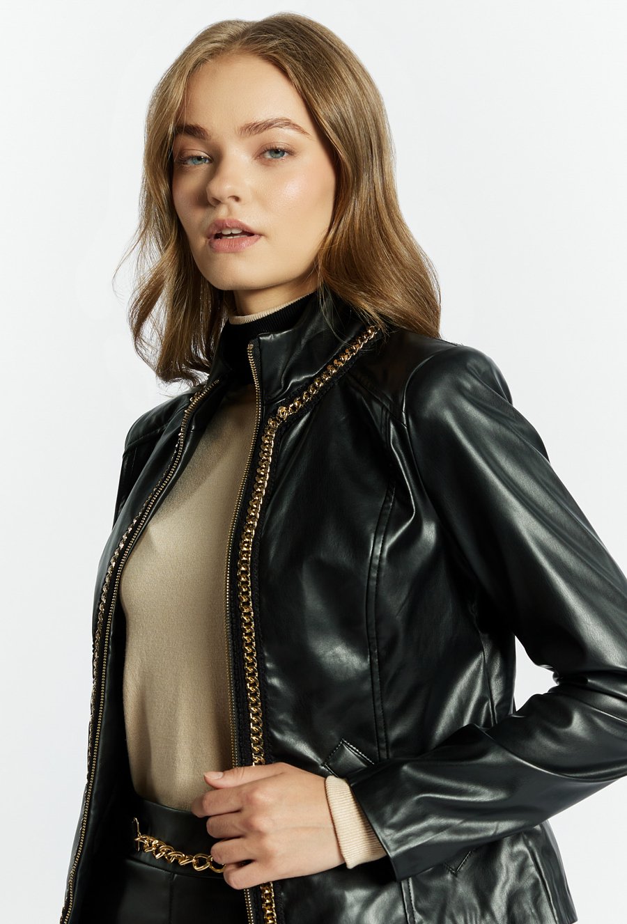 Żakiet z biżuteryjnym łańcuszkiem