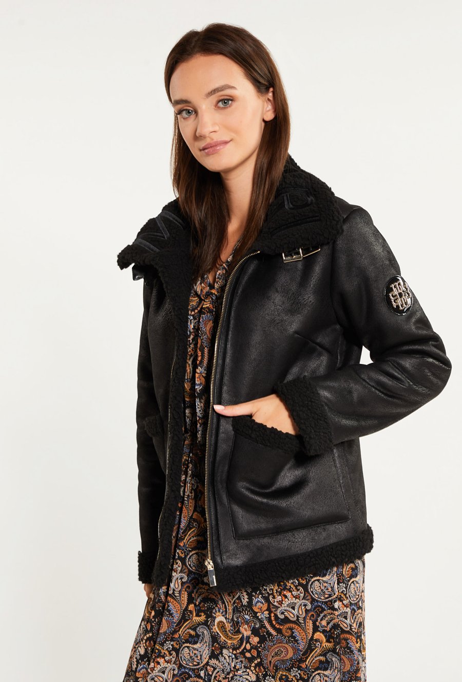 Kurtka z wysokim kołnierzem