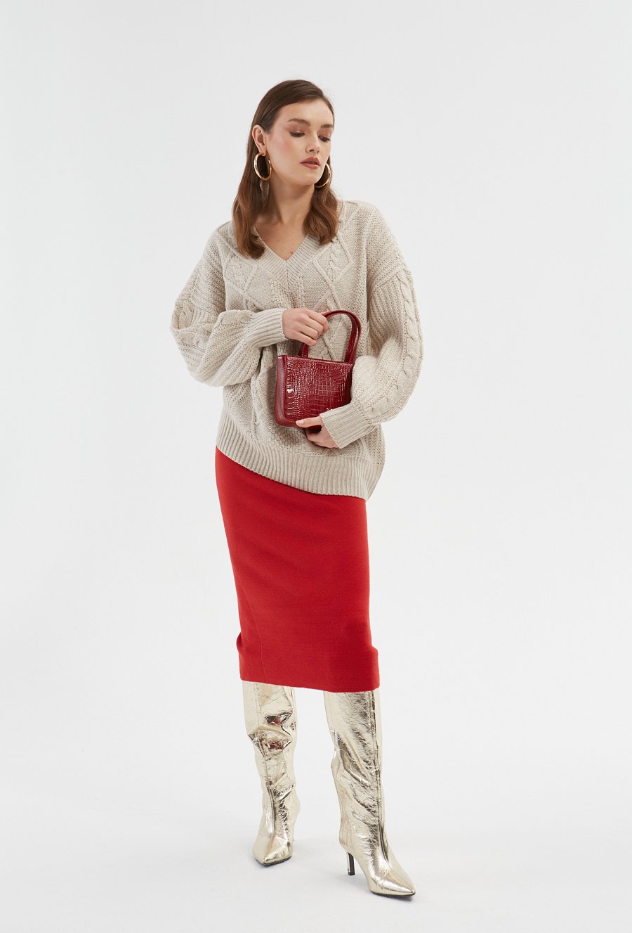 Sweter w v-nek o warkoczowym splocie