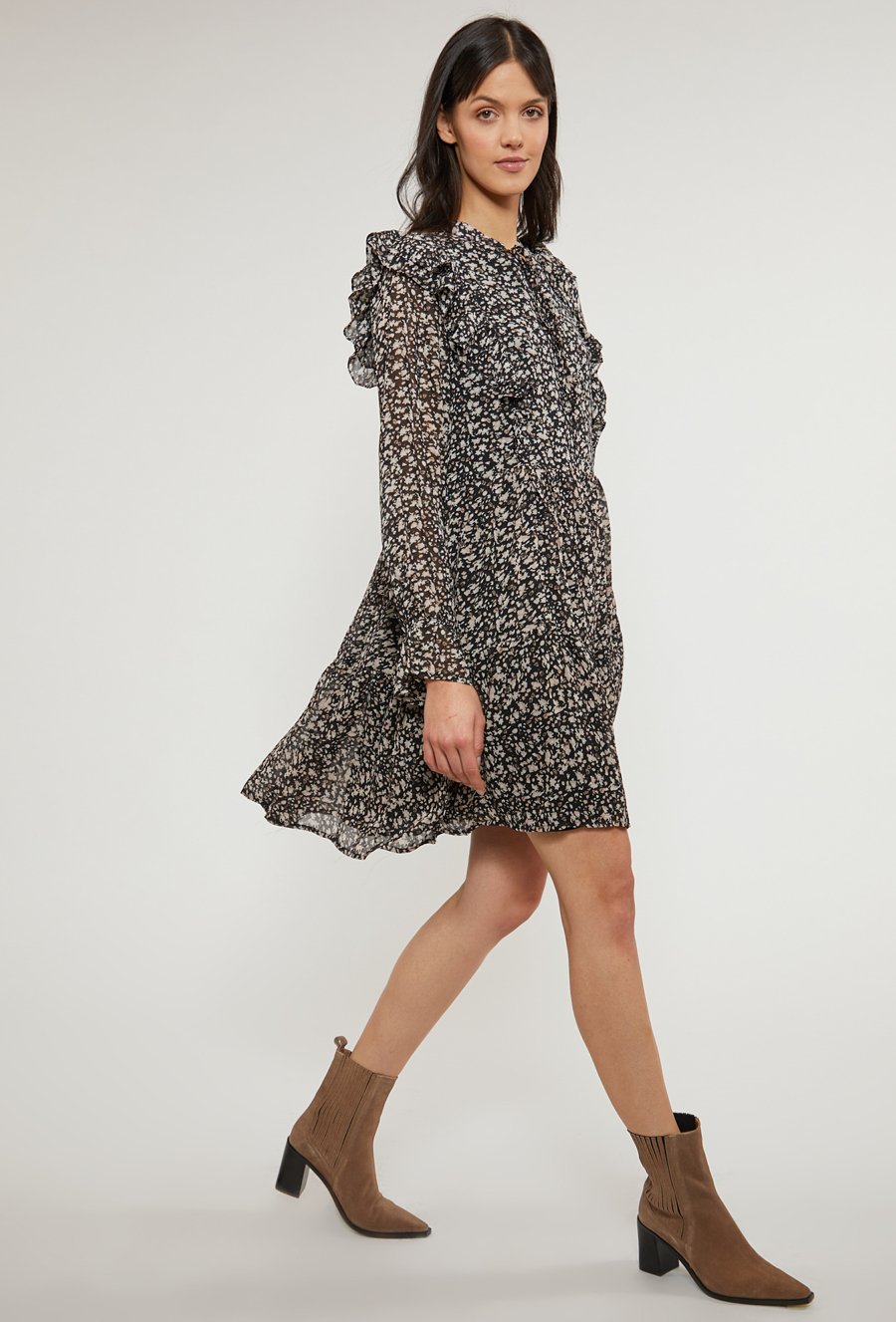 Sukienka z delikatną falbanką