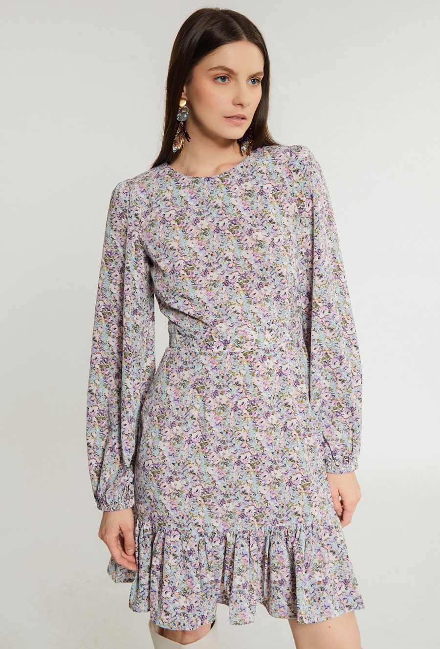 Sukienka w kwiatki z falbaną