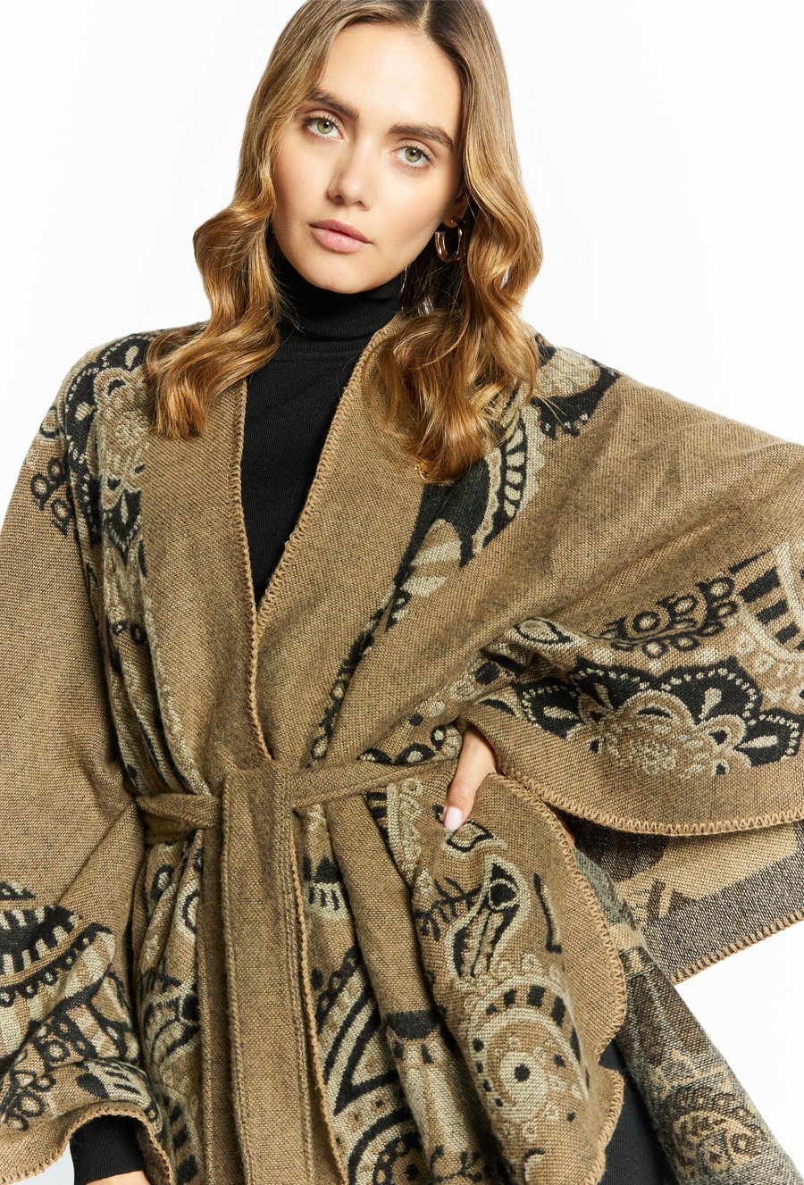 Szal damski typu ponczo z paskiem