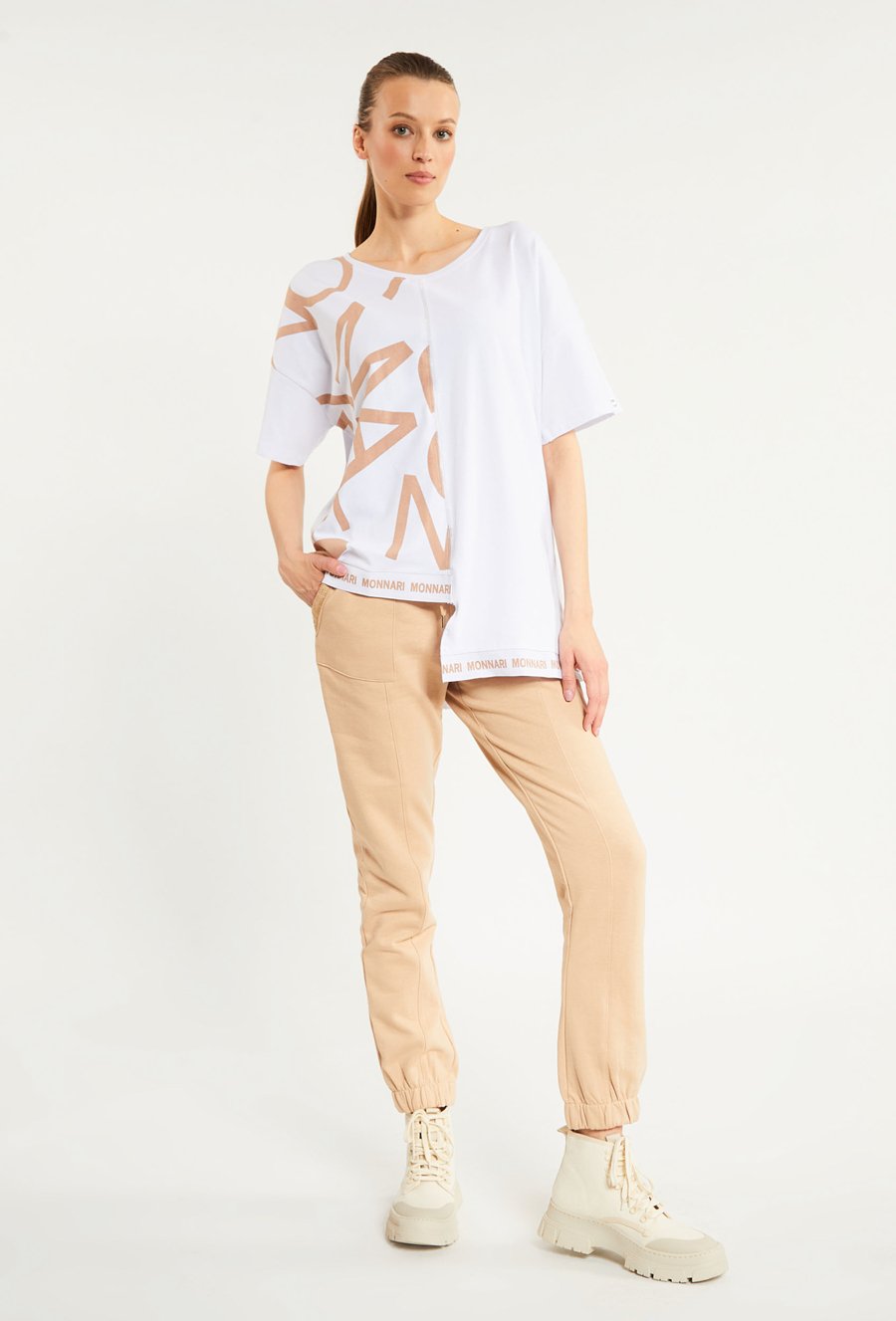 Asymetryczna bluzka z ozdobnym nadrukiem