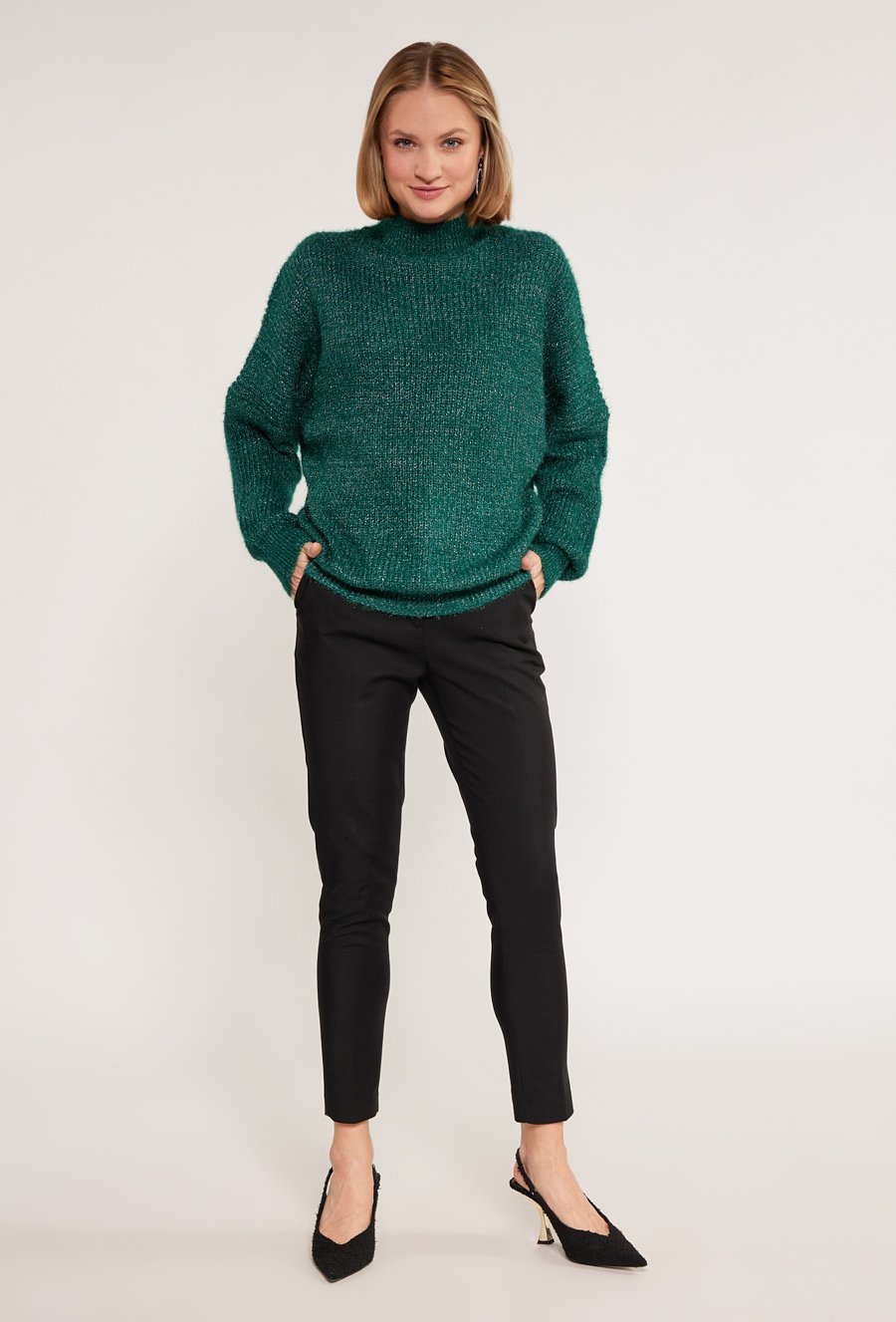 Sweter o swobodnym kroju