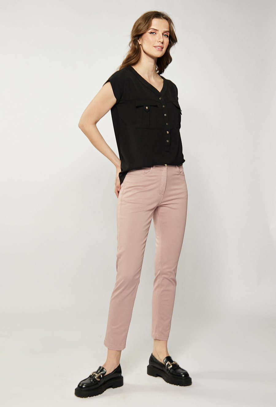 Bluzka damska z ozdobnymi guzikami przy dekolcie