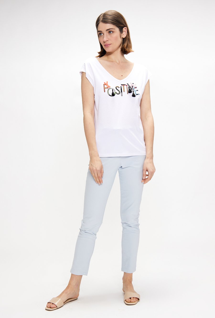 T-shirt z ozdobnym napisem