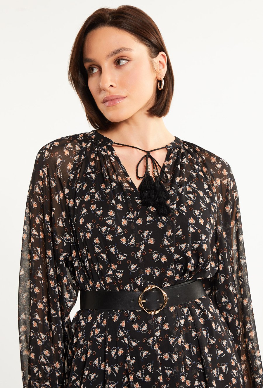 Wzorzysta sukienka midi z falbaną