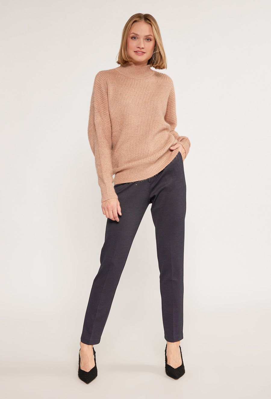 Sweter o swobodnym kroju