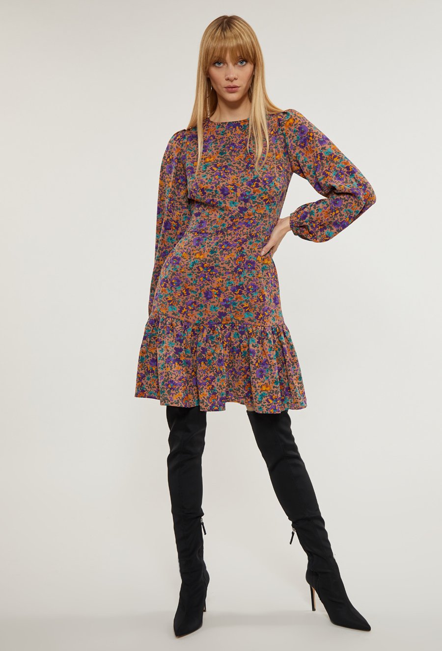 Sukienka w drobne kwiatki z falbaną