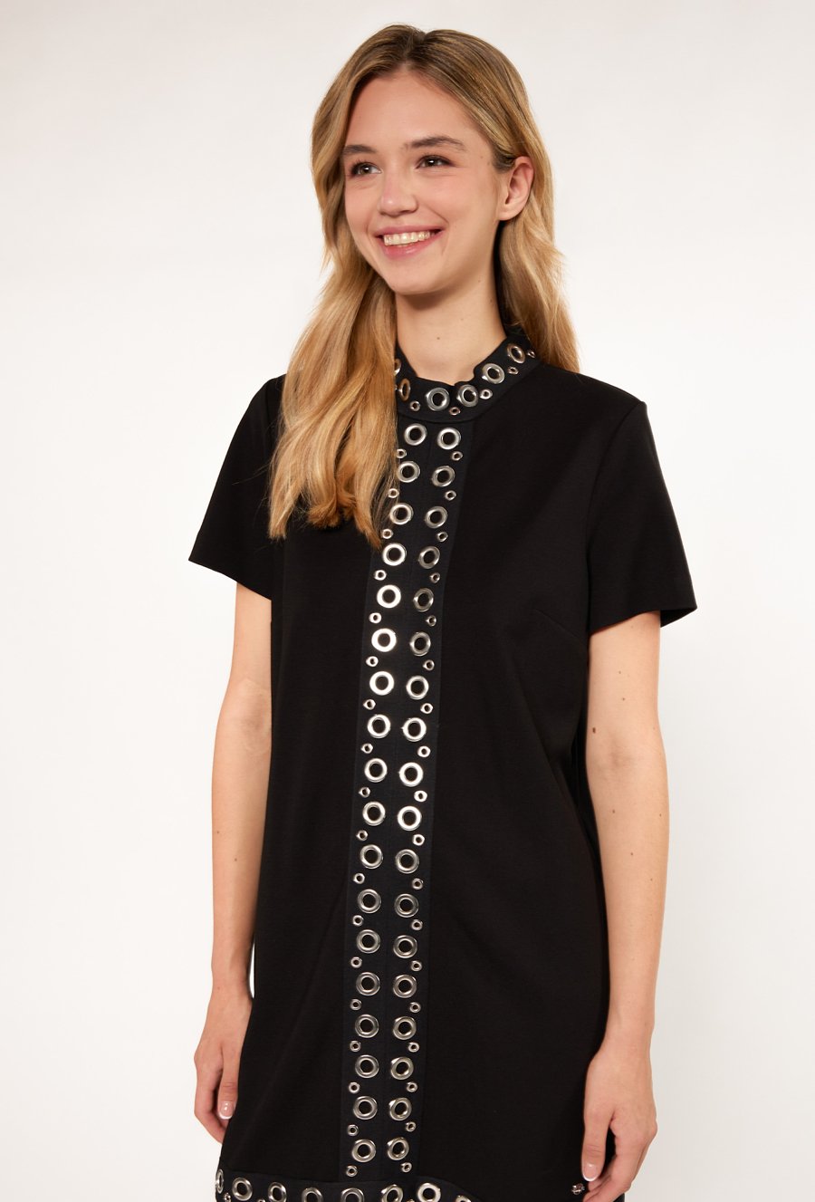 Sukienka damska z biżuteryjną aplikacją