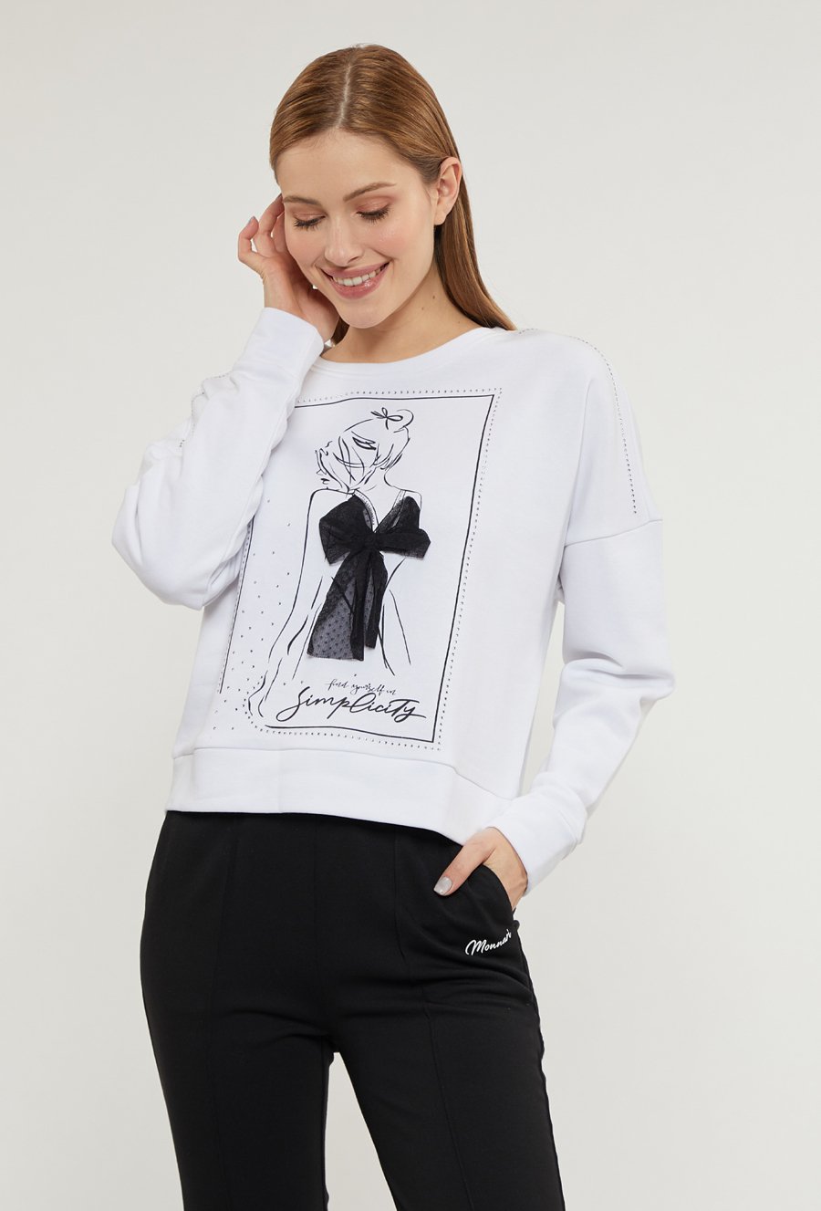 Bluza damska z biżuteryjną aplikacją