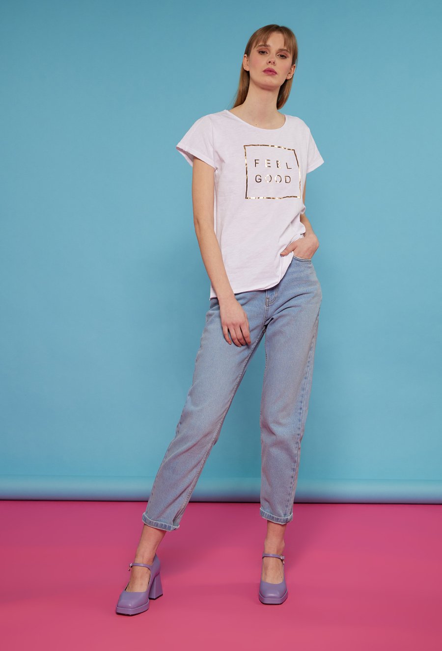 Biały t-shirt ze złotą aplikacją