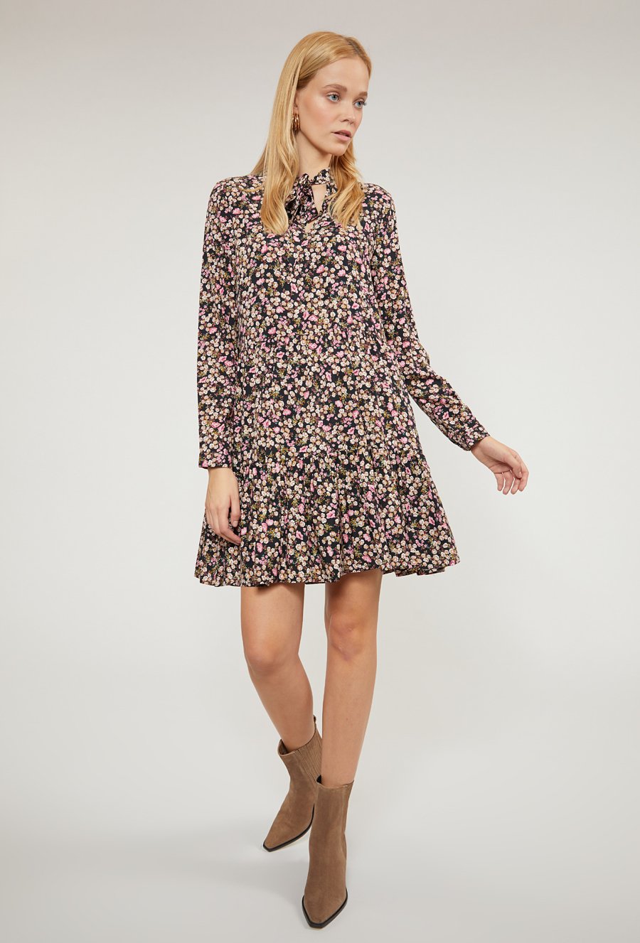 Wzorzysta sukienka z wiskozy