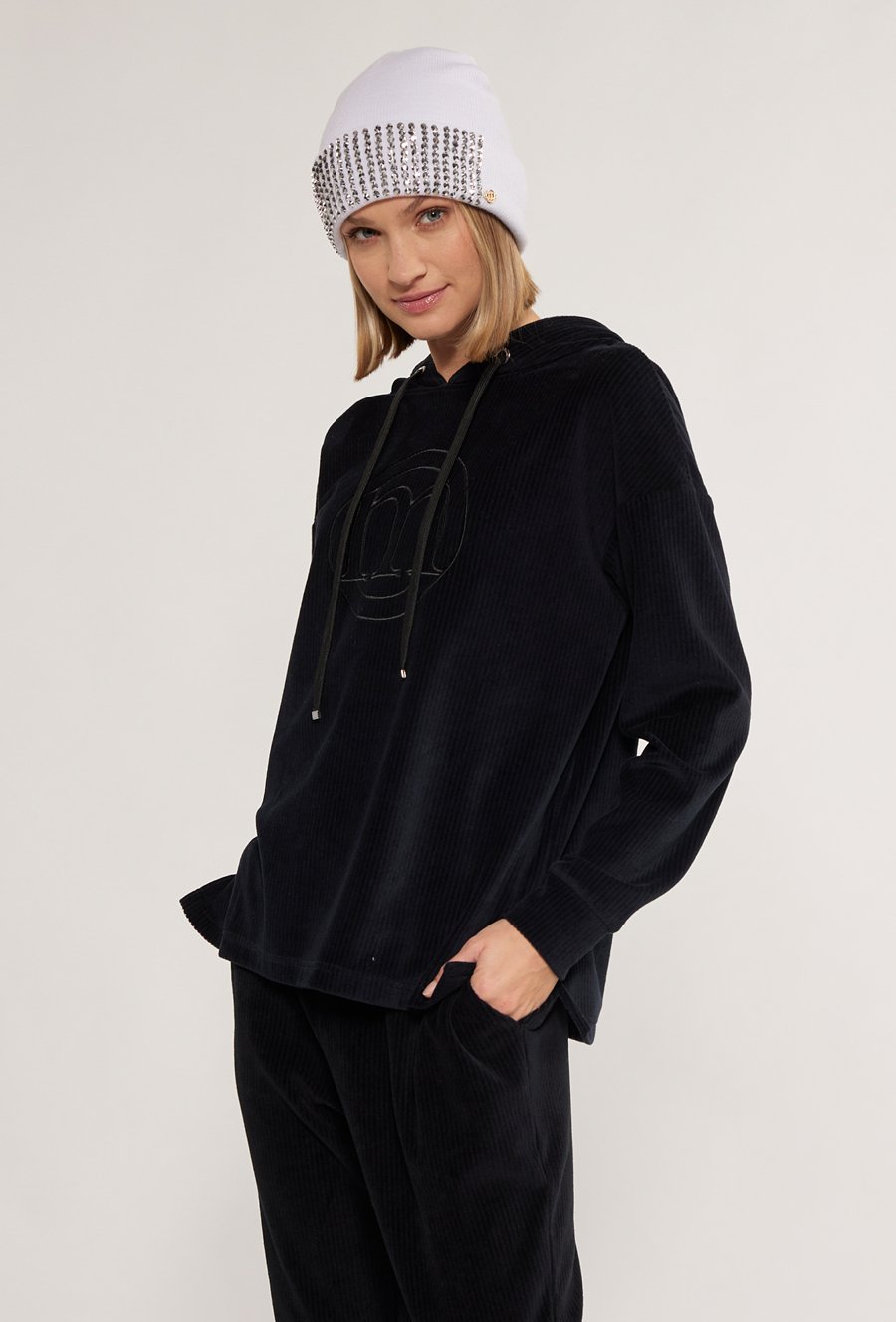 Klasyczna czapka z dżetową aplikacją