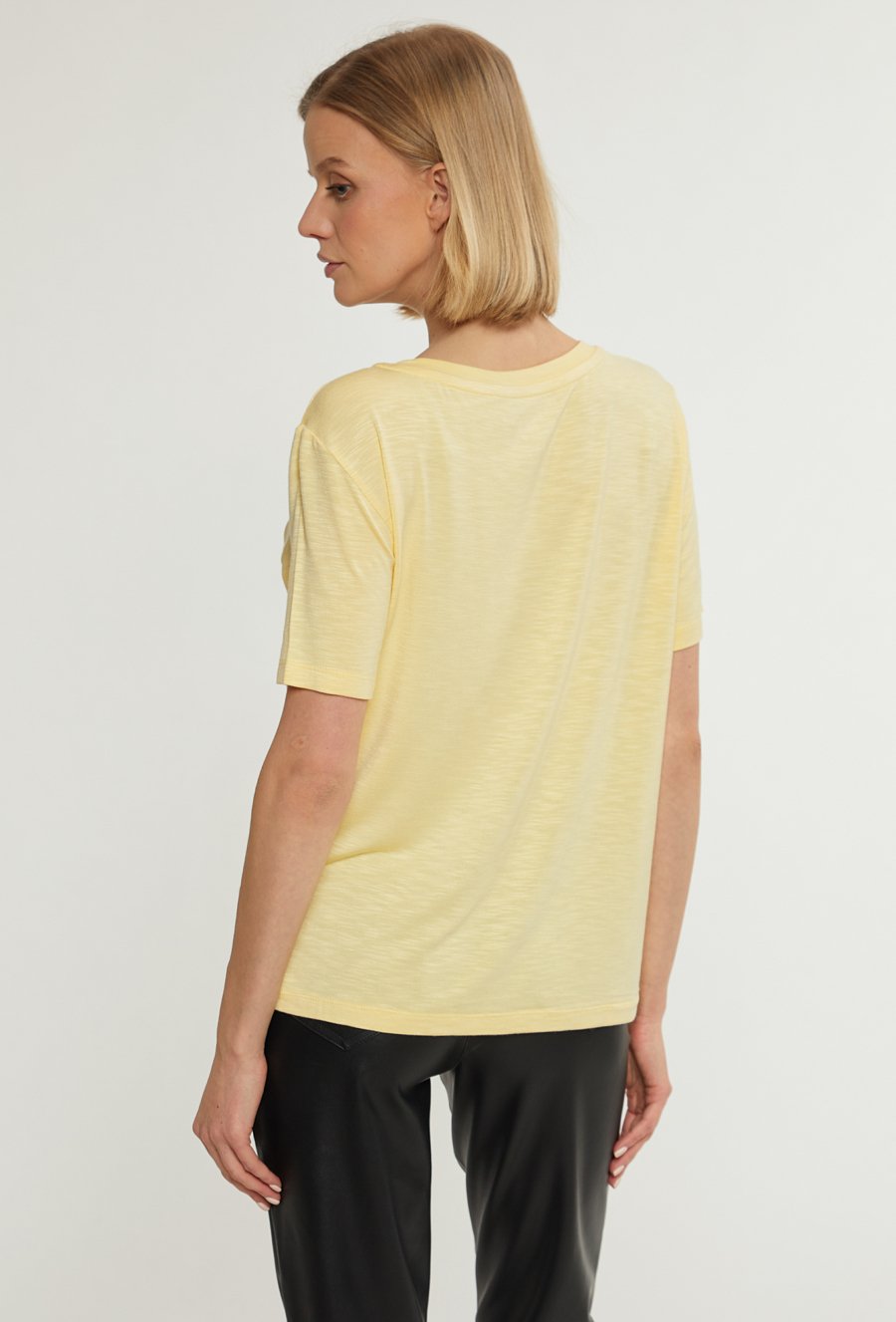 T-shirt damski z cekinową aplikacją