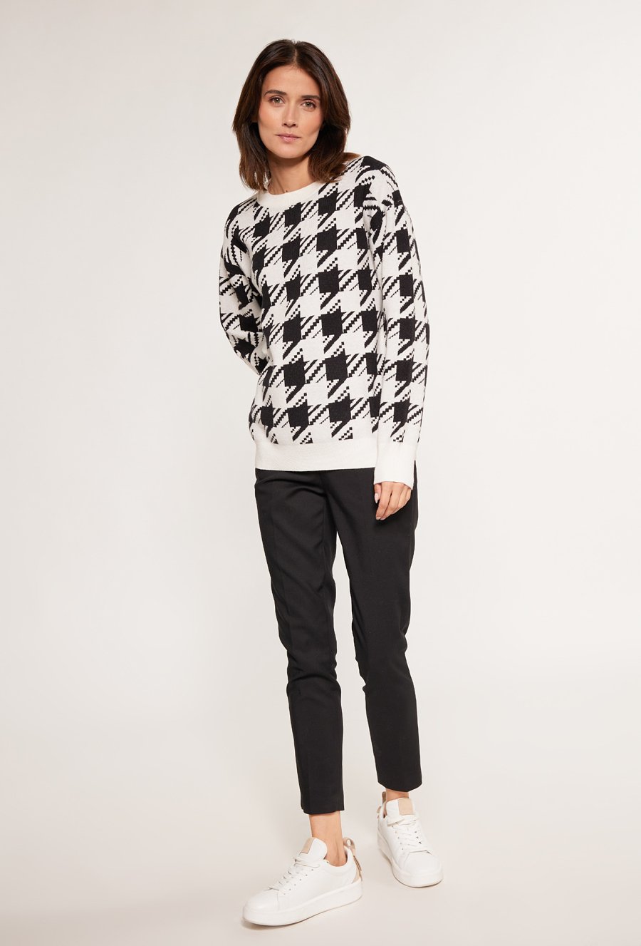 Wzorzysty sweter damski