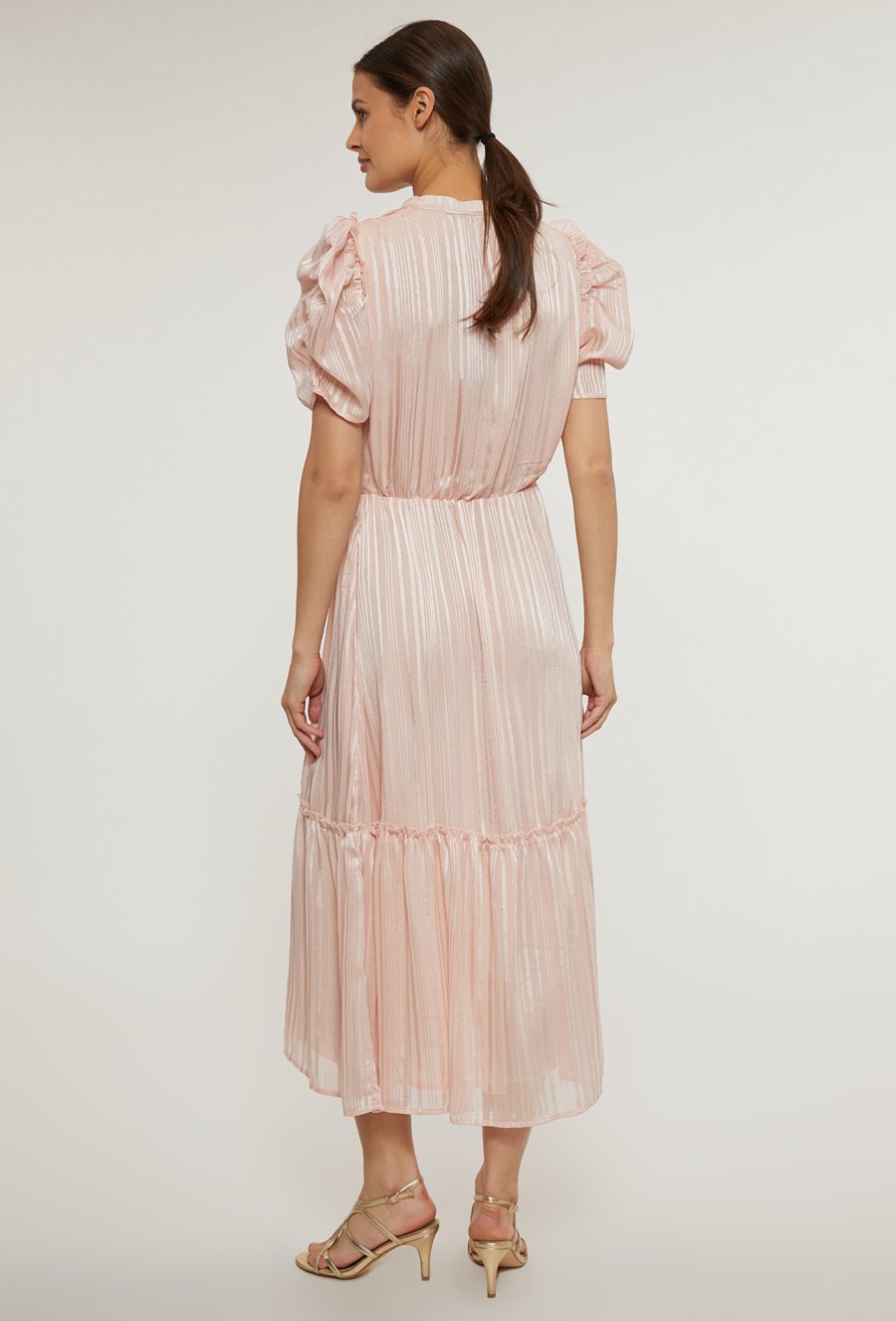 Zwiewna sukienka midi z połyskiem