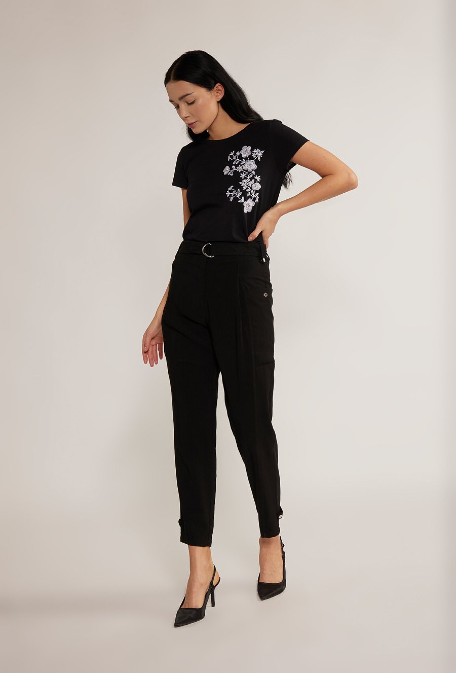 Materiałowe spodnie typu cargo