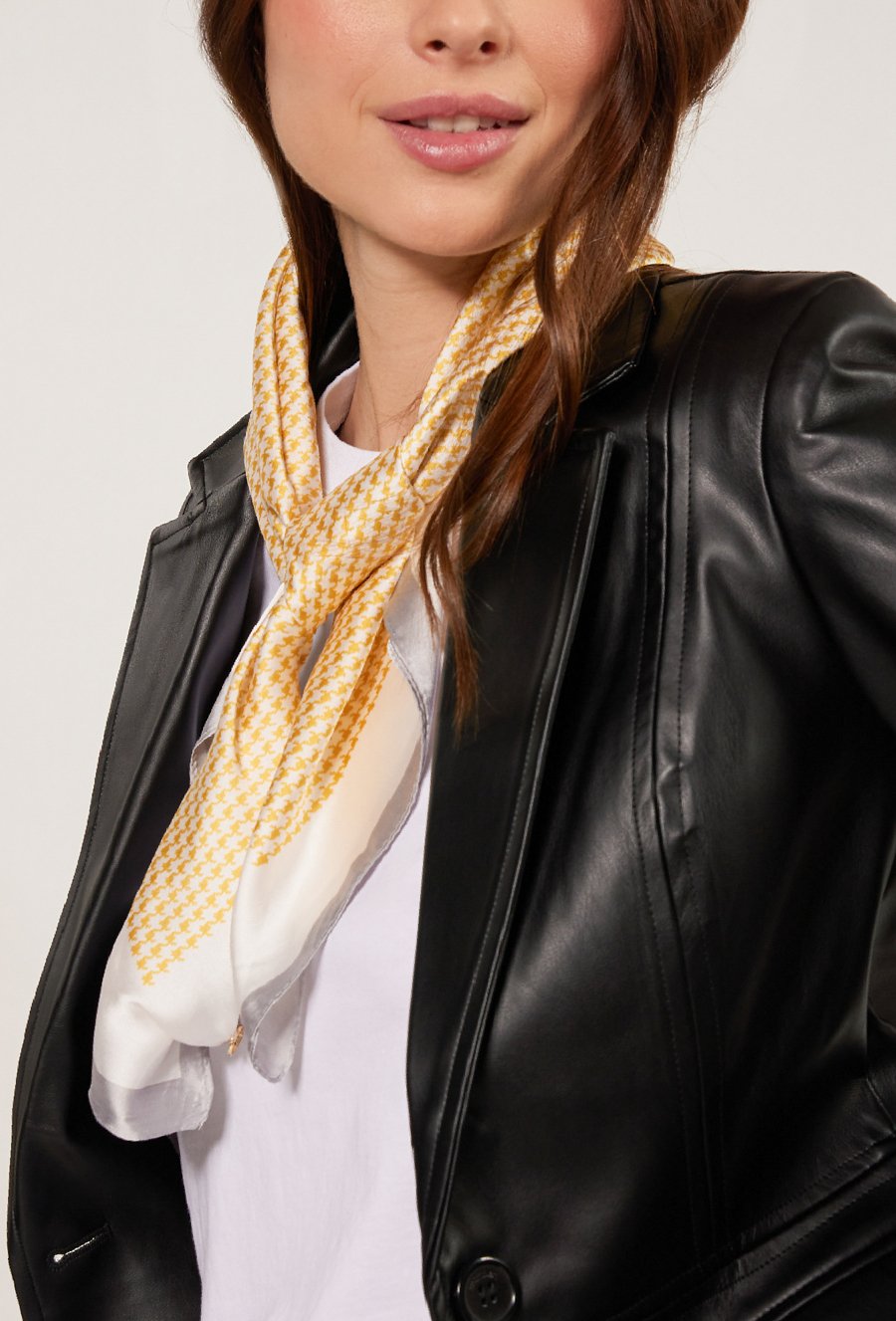 Apaszka z wzorem w pepitkę