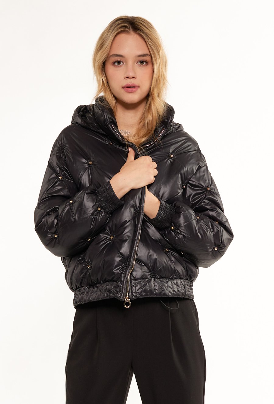 Puchowa kr&oacute;tka kurtka z ćwiekami