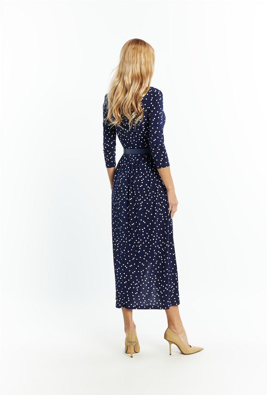 Wzorzysta sukienka z paskiem