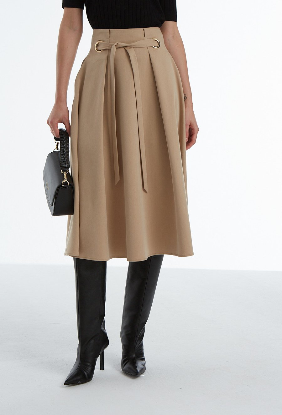 Rozkloszowana sp&oacute;dnica z ozdobnym paskiem