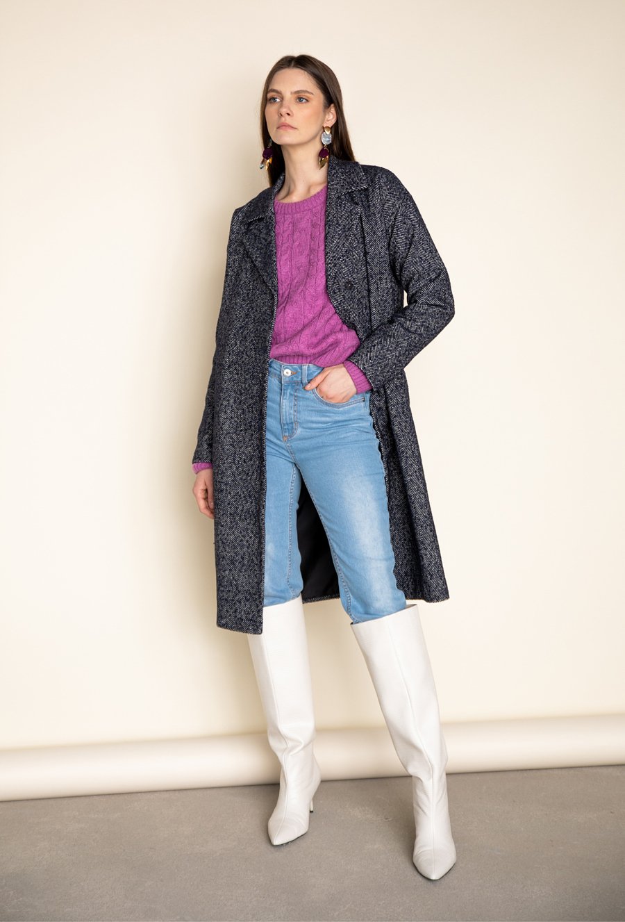 Klasyczny płaszcz w delikatną jodełkę