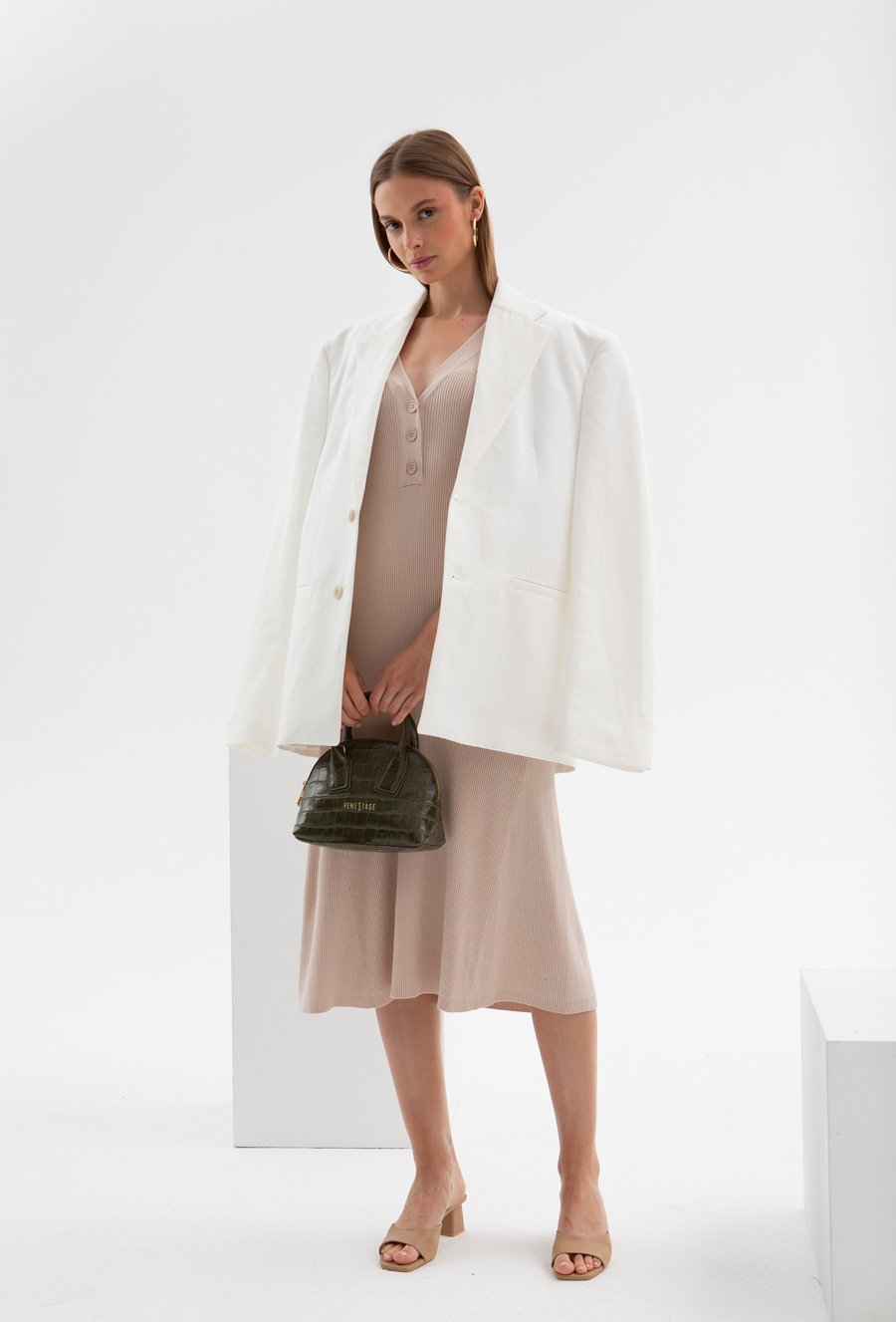 Beżowa sukienka z prążkowanej dzianiny