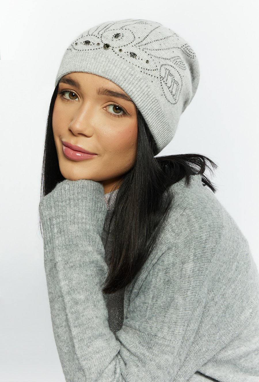 Klasyczna czapka ze zdobieniem