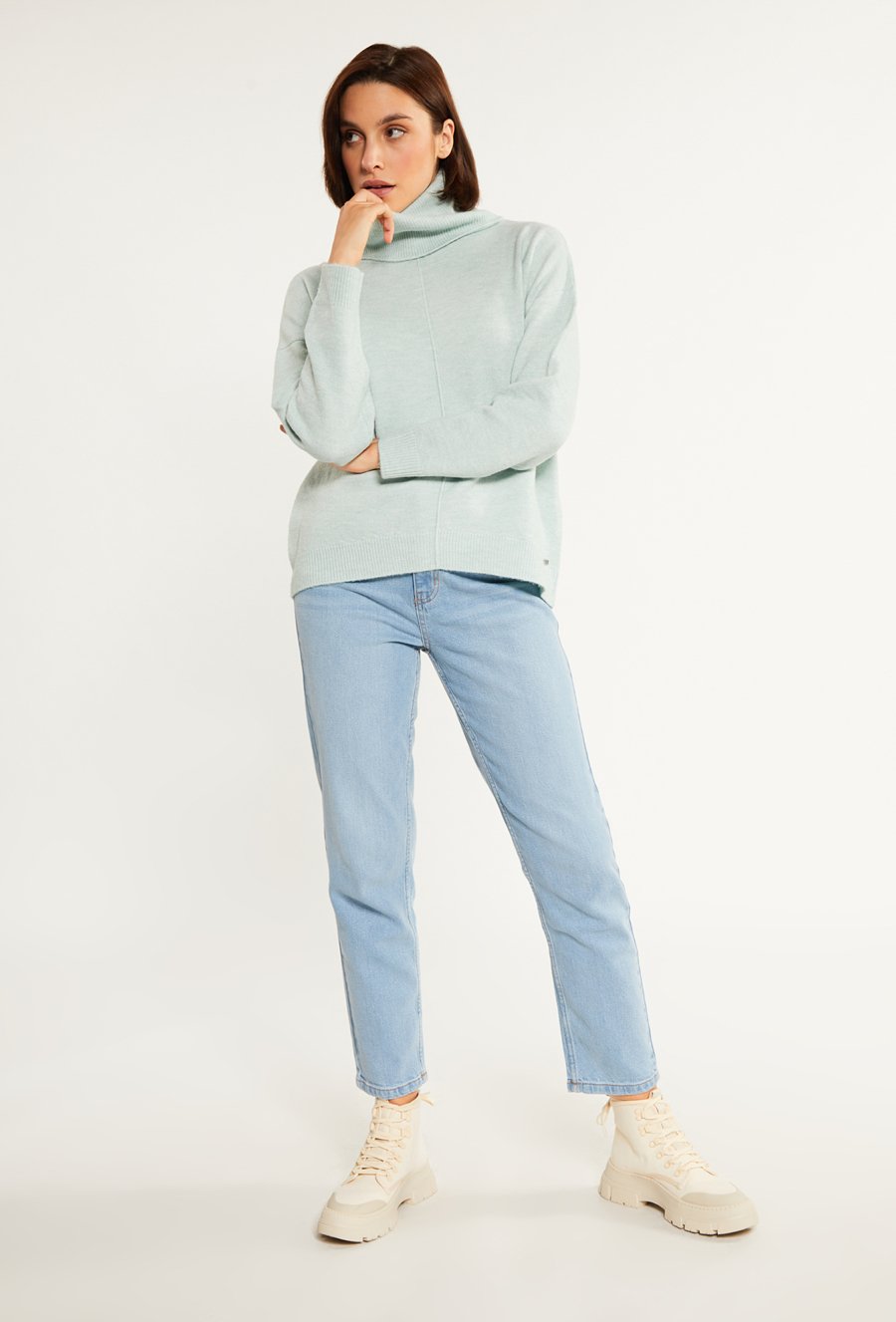 Klasyczny sweter damski z golfem