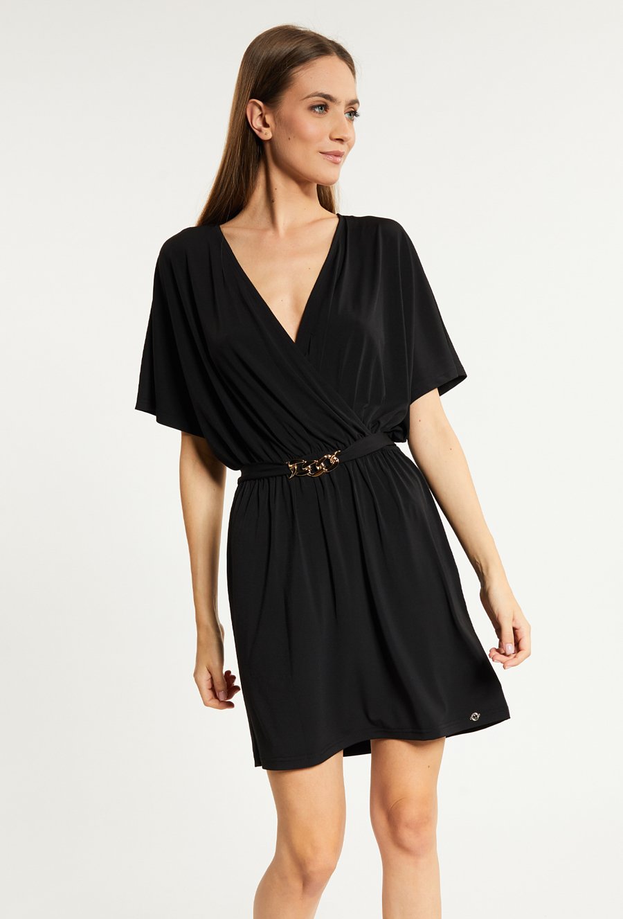 Sukienka mini z biżuteryjną aplikacją