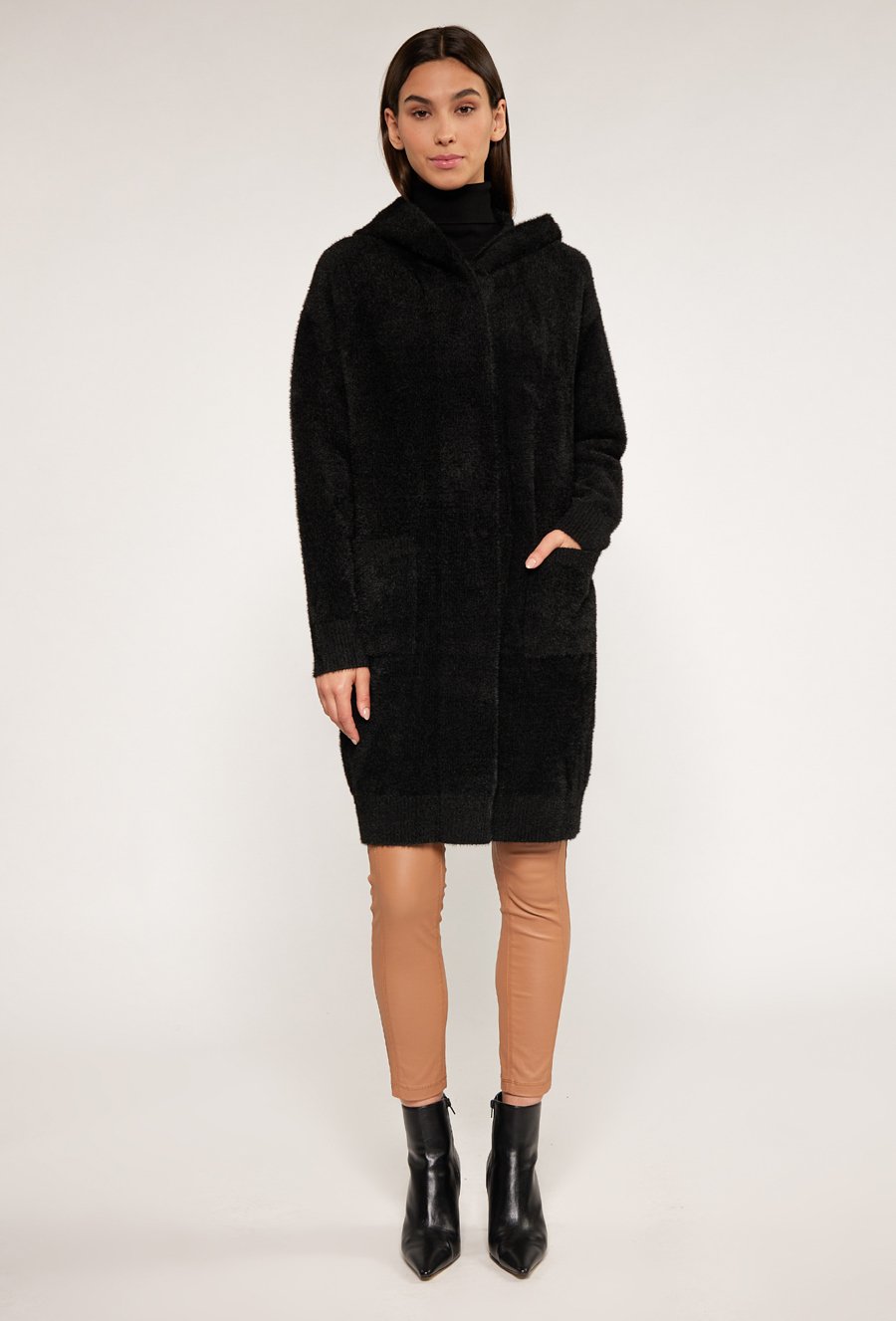 Swetrowy płaszcz z kapturem