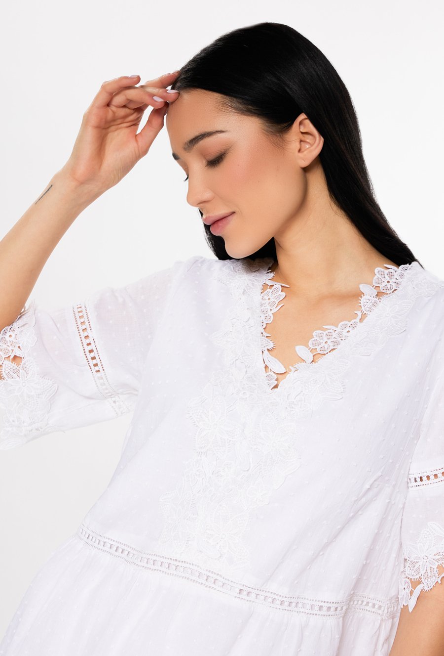 Kr&oacute;tka sukienka o swobodnym kroju