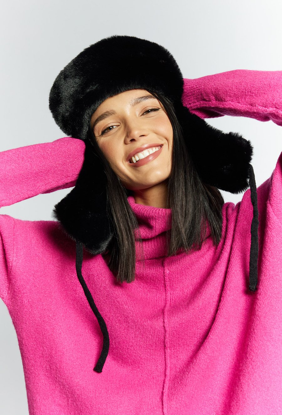 Czapka damska z wiązaniem