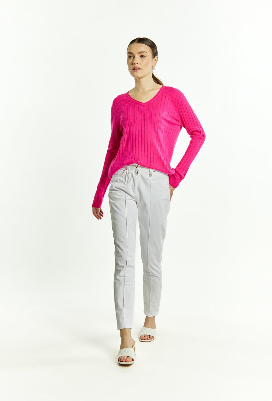 Sweter damski z dekoltem w serek