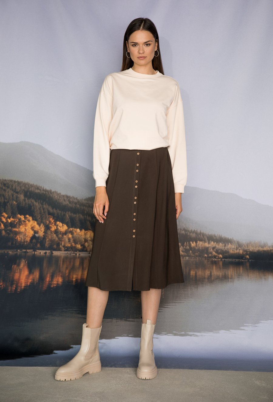 Sp&oacute;dnica damska na guziki