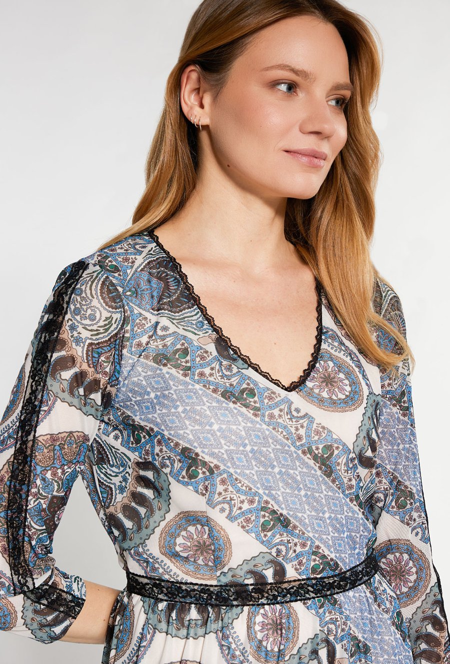 Sukienka w r&oacute;żnorodny wz&oacute;r