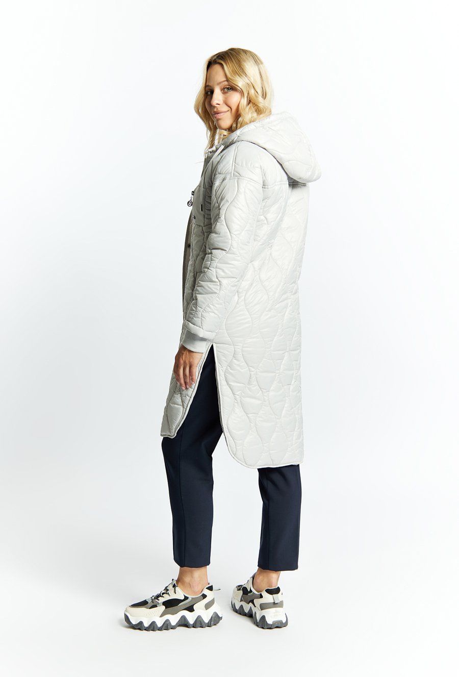 Pikowany płaszcz z kapturem