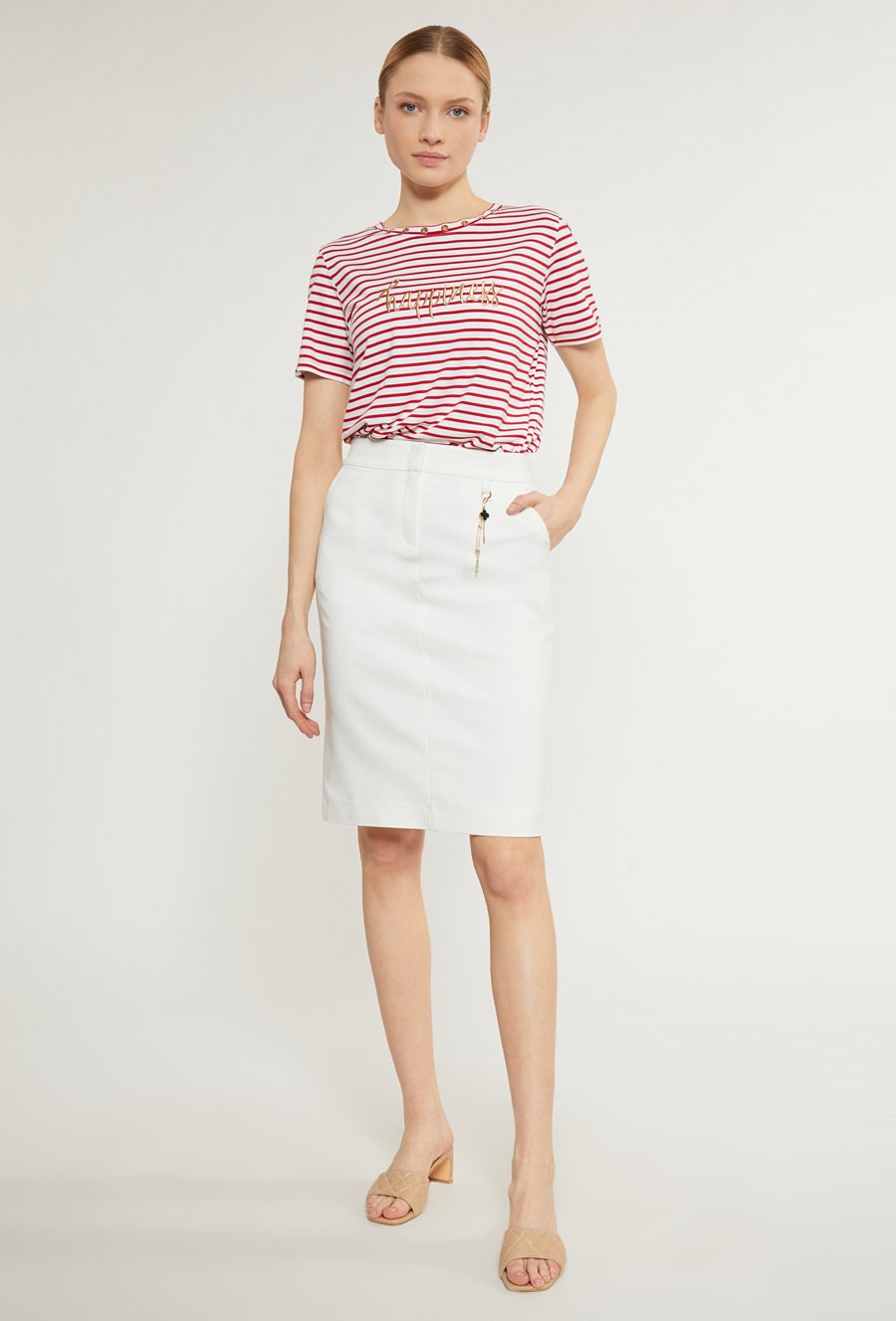 Klasyczna sp&oacute;dnica damska