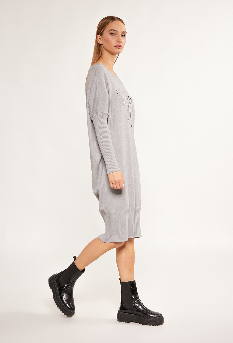 Swetrowa sukienka z dżetowym wzorem