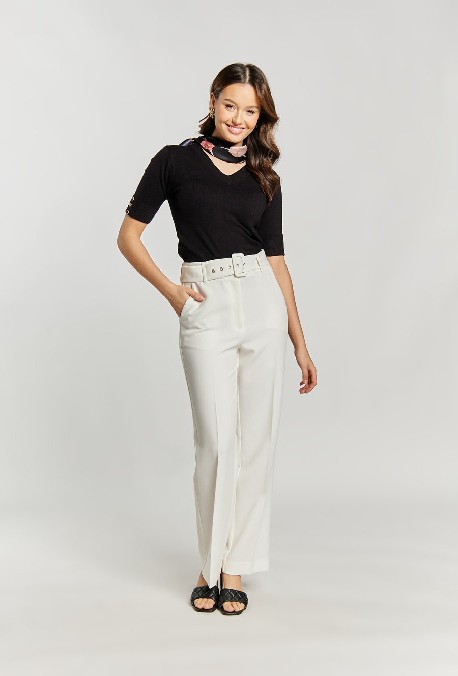 Sweter damski z połyskującym zdobieniem