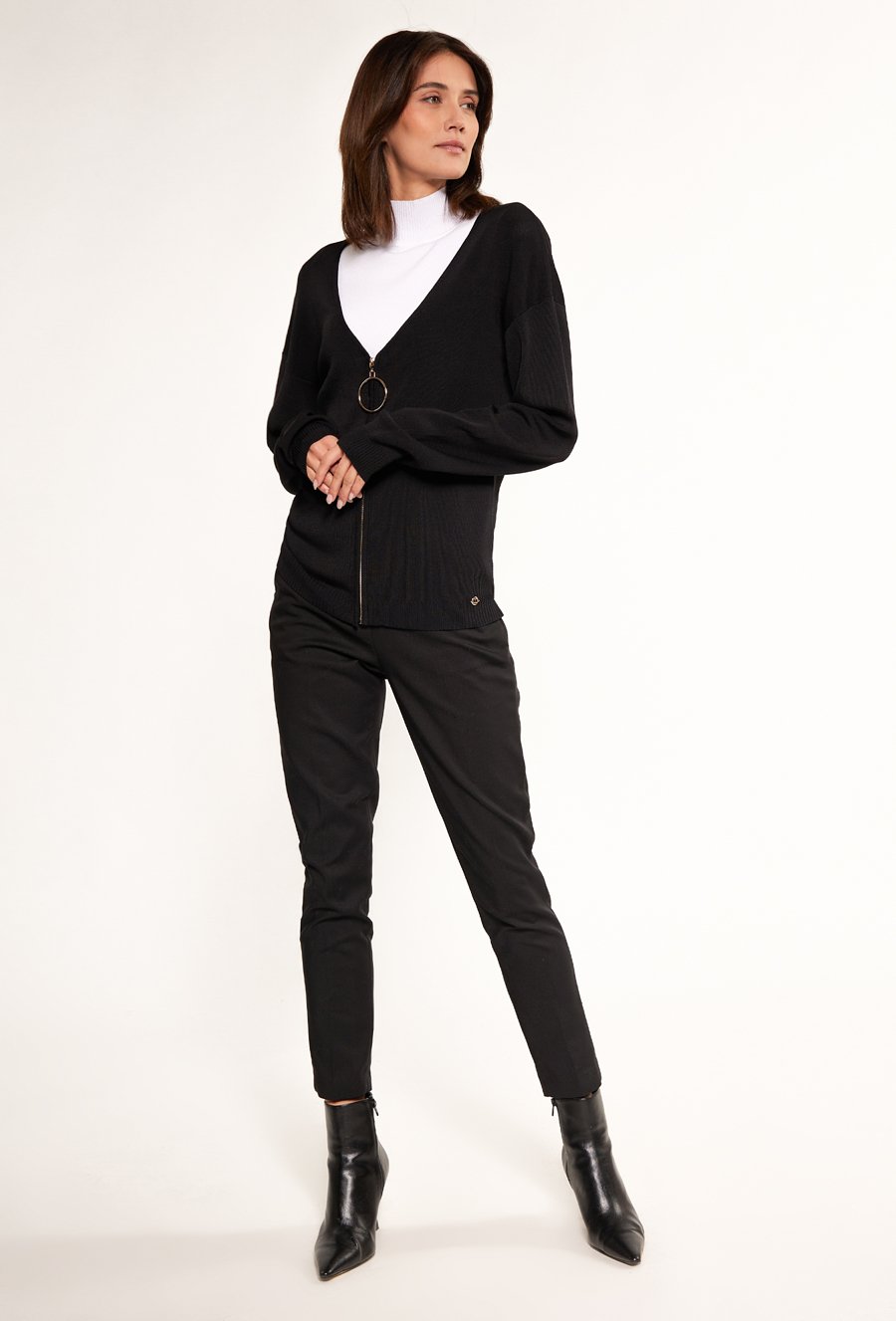 Sweter damski z ozdobnym zapięciem