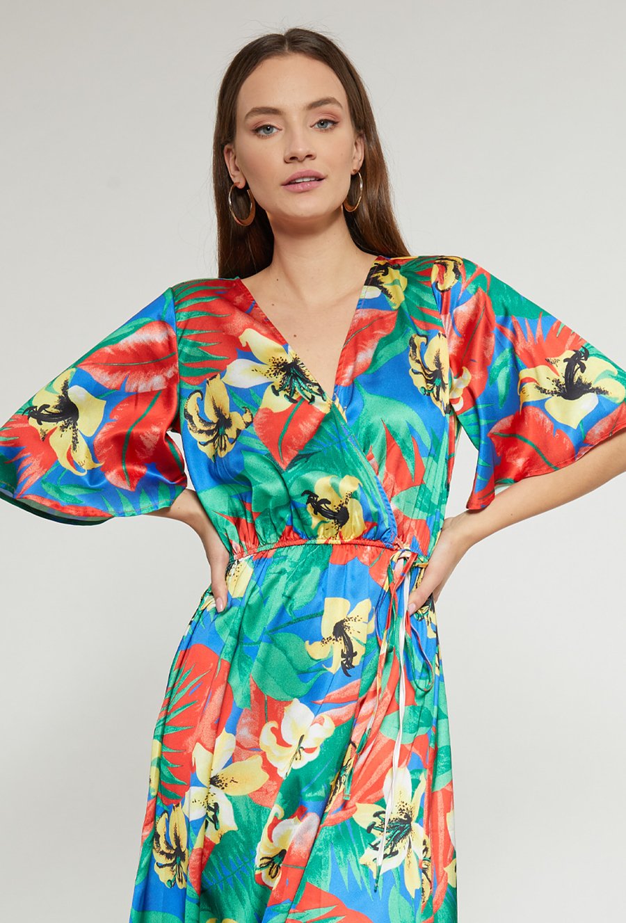 Długa satynowa sukienka w kwiaty