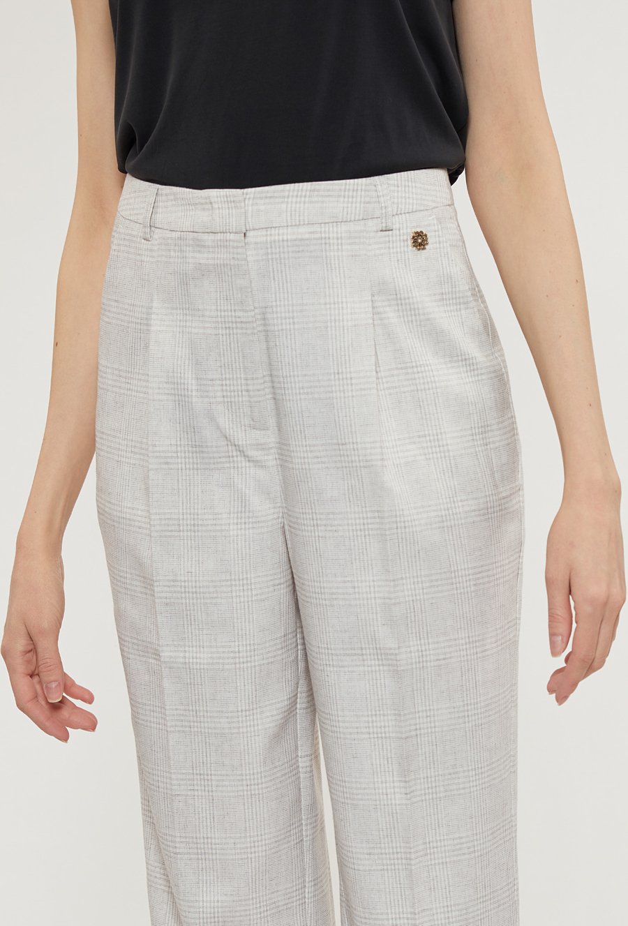 Klasyczne spodnie damskie w kratę